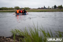 На место отправили снегоход, но он застрял в снегу