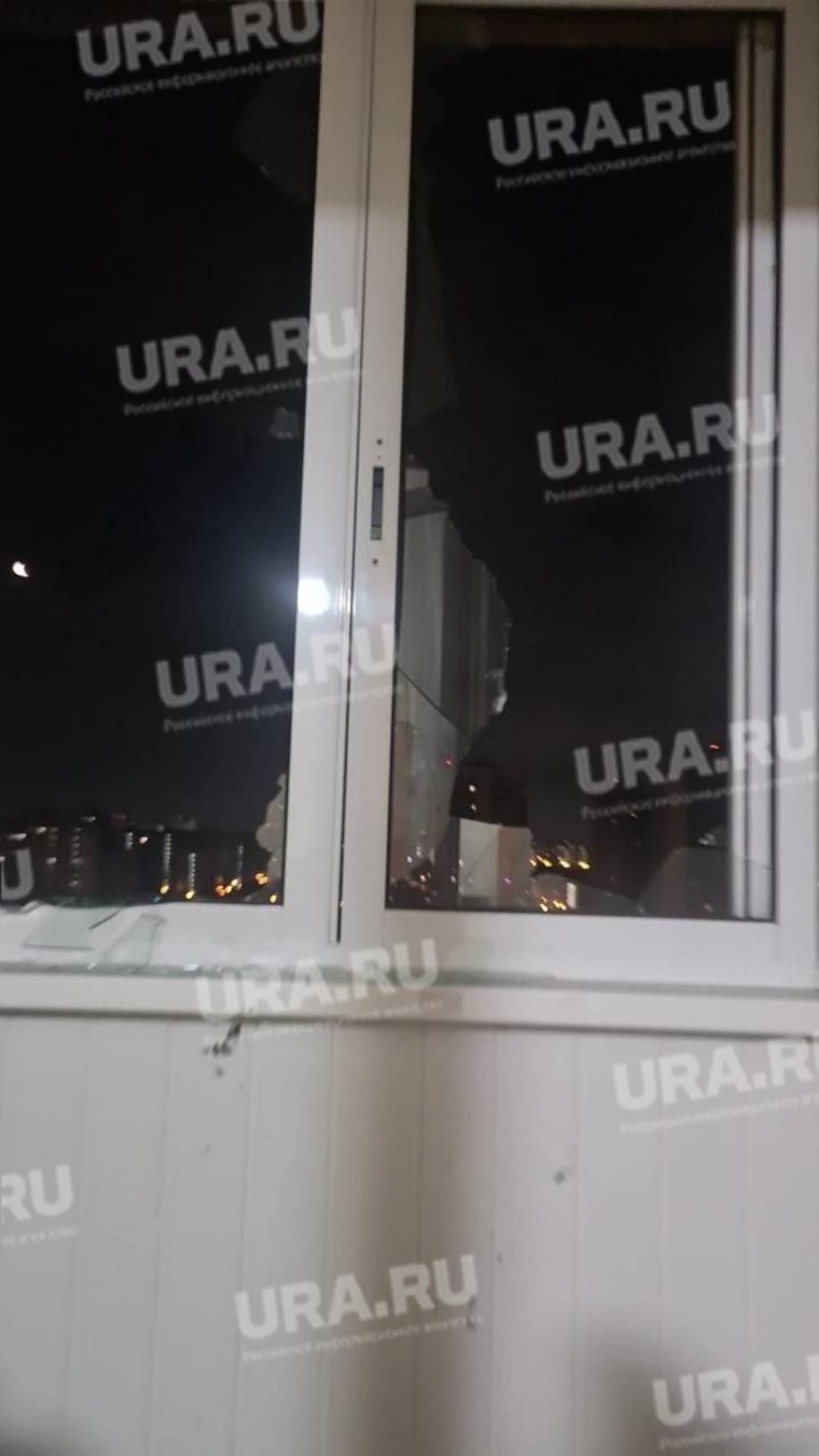 Власти призывают население держаться подальше от окон