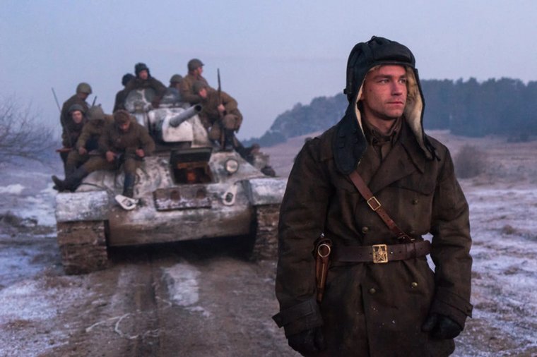 «Т-34» (2018) — это патриотический блокбастер о лейтенанте, который готовит побег из концлагеря на танке