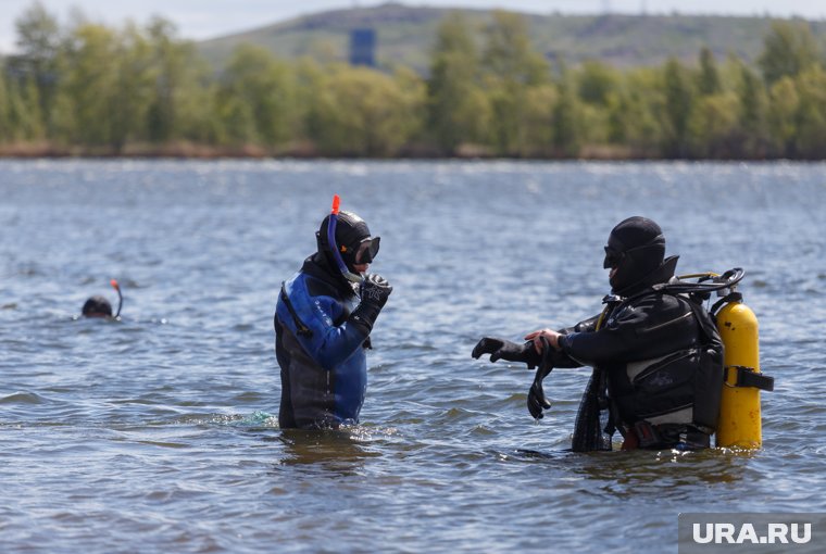 Автомобиль с мужчиной внутри нашли спасатели-водолазы