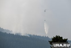 К тушению пожара были привлечены 70 единиц техники, включая вертолет Ми-8 с водосливным устройством