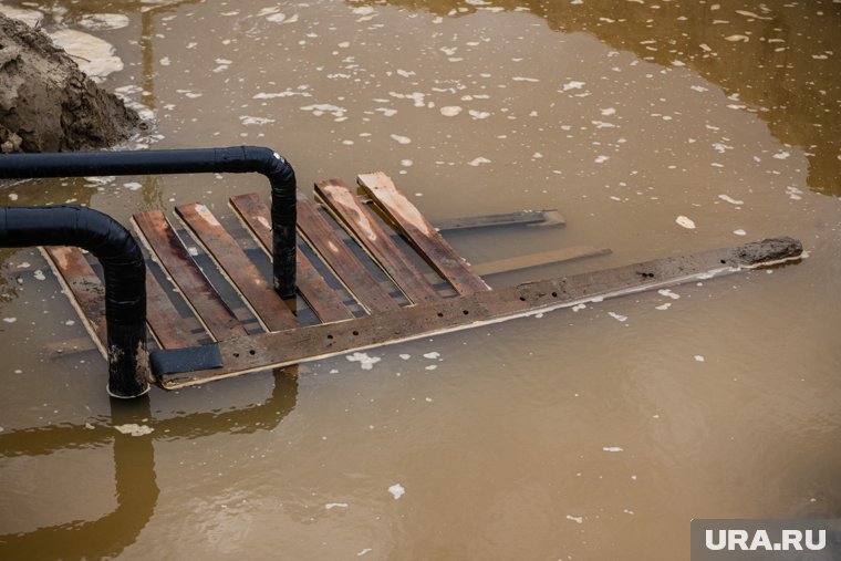 Горячая вода растеклась по дороге