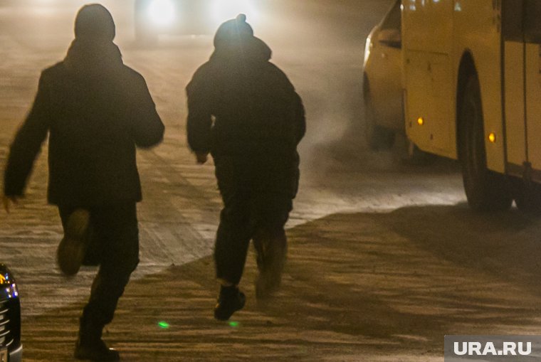 Незнакомец продолжил гнаться за детьми, несмотря на поток машин