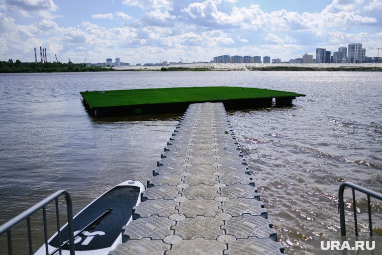 На городском пляже закрыли летний сезон
