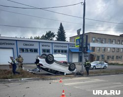 От удара автомобиль перевернулся на крышу