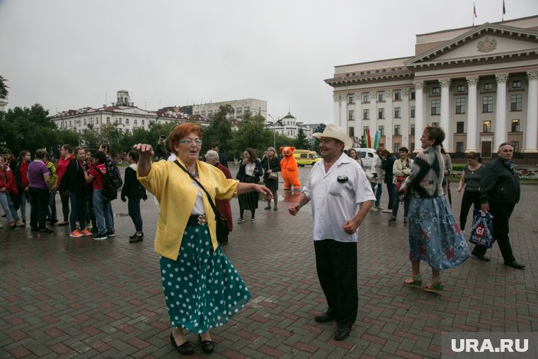 Танцы пенсионеров, по мнению местных жителей, мешают им отдыхать послек работы 
