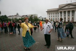 Танцы пенсионеров, по мнению местных жителей, мешают им отдыхать послек работы 