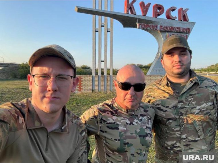 Михаил Каган (в центре) высоко оценил вклад чиновников в освобождение Курской области