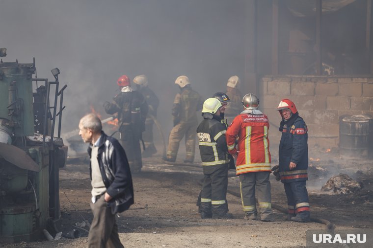 Пожарным службам удалось потушить пожар на складе в Южном Бутове 