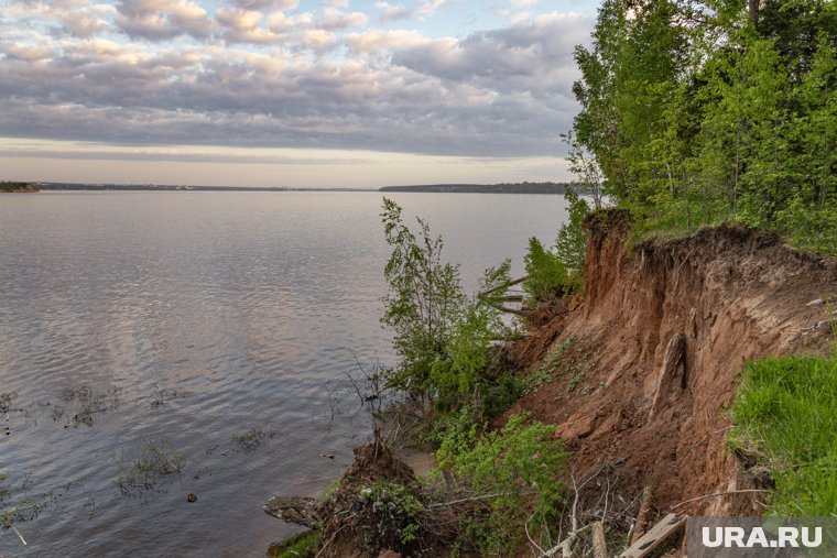 Часть обрывистого берега рядом с школой-интернатом в ЯНАО ушла под воду