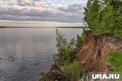 Часть обрывистого берега рядом с школой-интернатом в ЯНАО ушла под воду