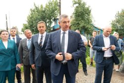 Лидер челябинской организации ЛДПР Виталий Пашин (четвертый слева) рассказал о сделанном партией в регионе при содействии Леонида Слуцкого