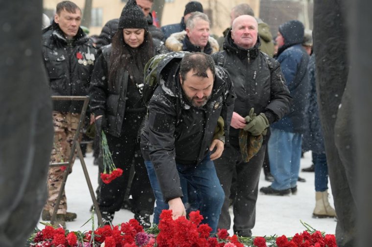 В честь памятной даты к монументу возложили цветы