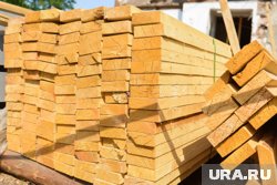 Подрядчик из Челябинска меняет деревянный настил на поврежденных курганских мостах