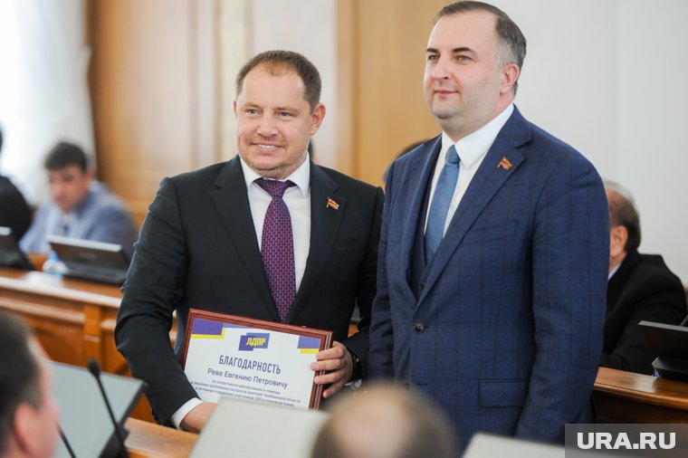 Евгений Рева (слева) со спикером заксобрания Олегом Гербером