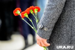 Возле дома погибшей уже собираются местные жители и обсуждают версии случившегося