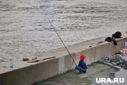 В новом парке Заозерного появился неожиданный тренд — рыбалка среди школьников