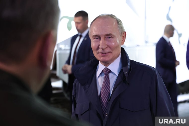 Президент Владимир Путин посетил в сентябре уже второй завод, где делают двигатели для самолетов