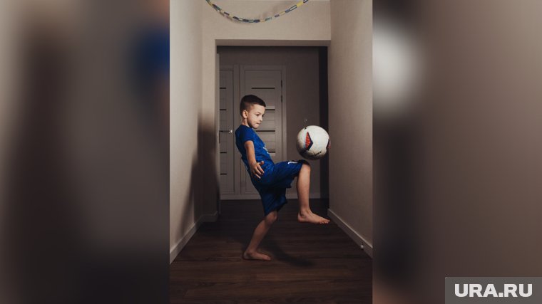 Младший сын Роман занимается футболом