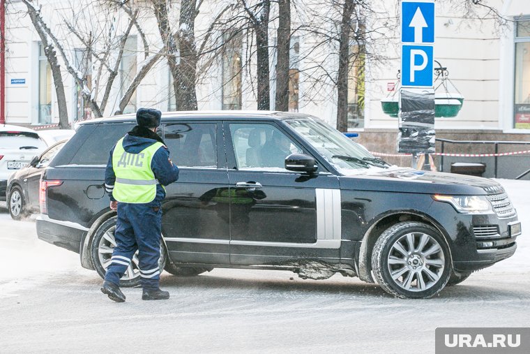 Джип протаранил храм и патрульную машину ДПС и попытался скрыться (архивное фото)