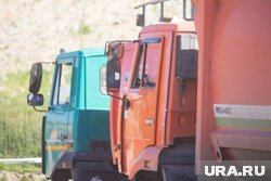 На стоянке многоэтажки оставляют грузовики и автобусы