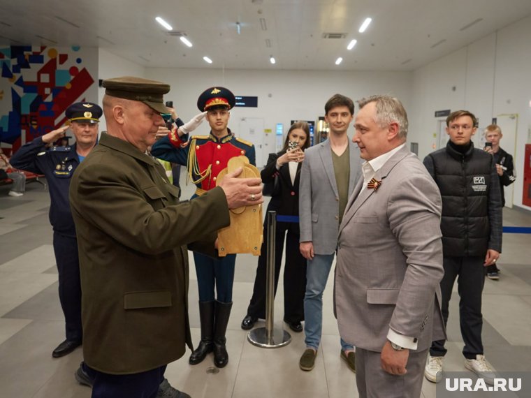 В аэропорту лампаду с Вечным огнем передали в торжественной обстановке