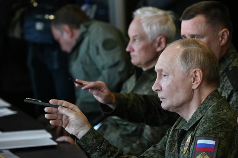 В учениях приняли участие 100 тысяч военных, отметил Путин