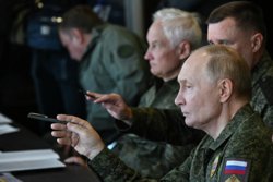 В учениях приняли участие 100 тысяч военных, отметил Путин