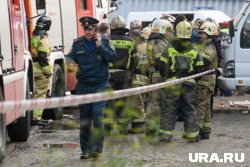 Вход во двор дома огорожен, людей не пускают