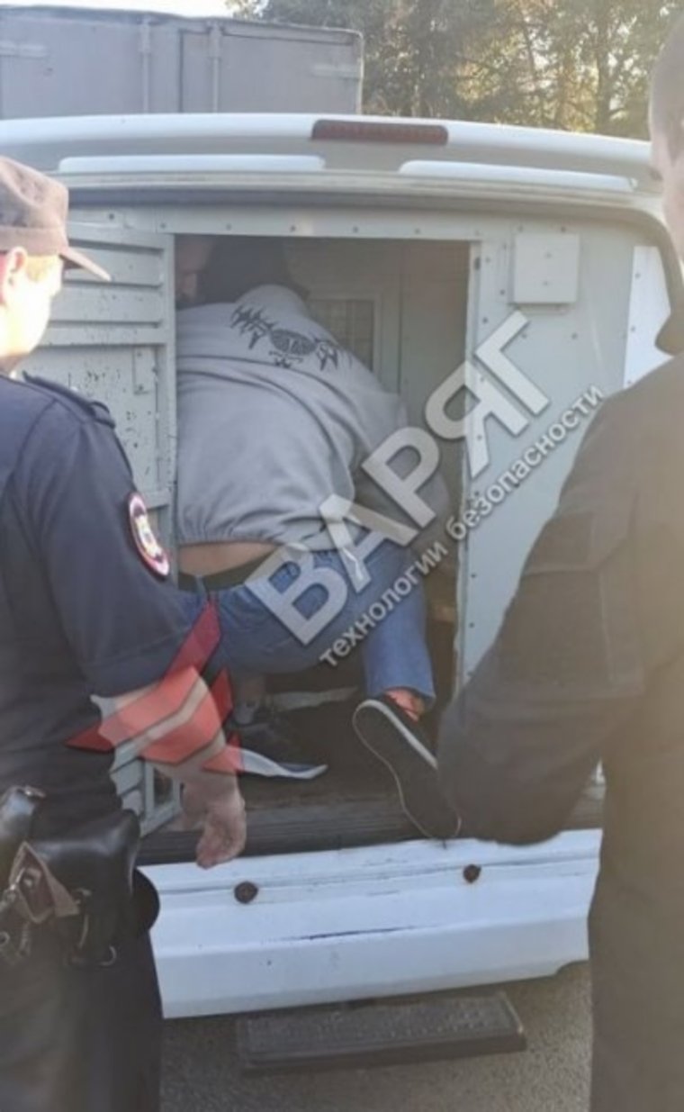 Парней передали сотрудникам полиции для дальнейшего разбирательства  