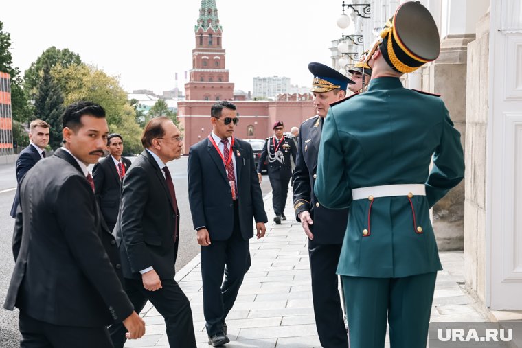 На пороге БКД премьер-министра традиционно встречал лично комендант Московского Кремля