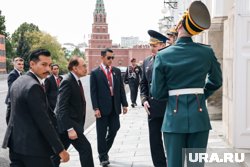 На пороге БКД премьер-министра традиционно встречал лично комендант Московского Кремля
