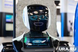 Робот заговорил с корреспондентом URA.RU перед саммитом ШОС (архивное фото)