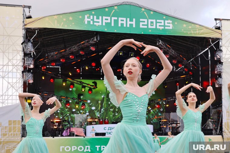 На монтаж сцены уходит примерно 800 тысяч рублей