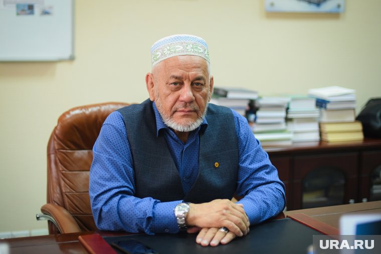 Награду Сайфитдинову лично вручил муфтий Тюменской области Садыков