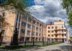 Здание с конюшней пригодилось будущему колледжу