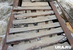 По мосту люди ходили каждый день (архивное фото)