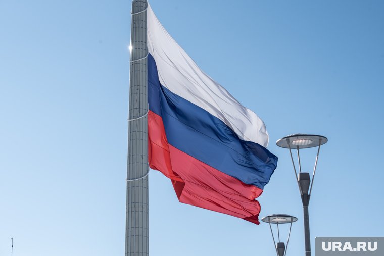 Самое большое полотнище флага на Ямале развернут в Новом Уреное
