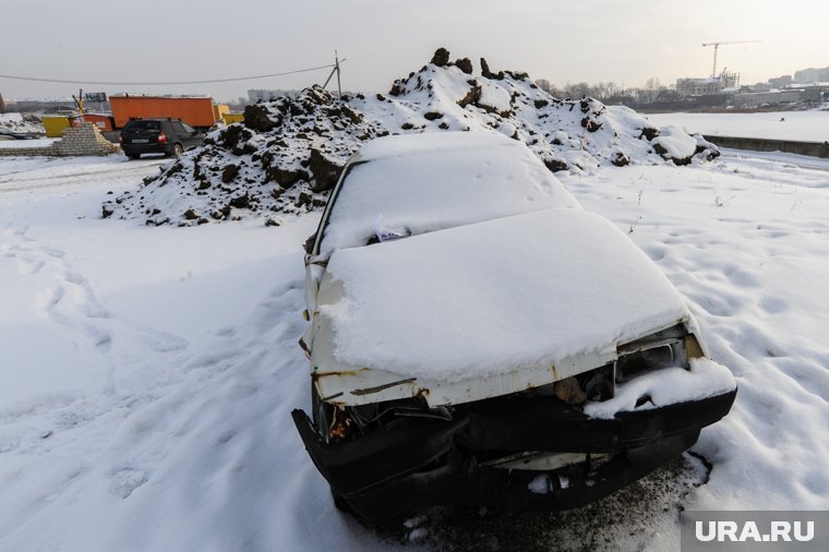 В Новом Уренгое борятся с автохламом, накопившимся во дворах и на дорогах города 