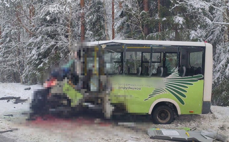 Водитель автобуса погиб, пострадали два пассажира