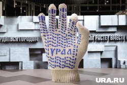 Перчатку связали вручную