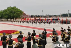 Под 80 залпов из артиллерийских орудий открыли военный парад в Пекине