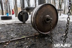 В Нижневартовске на соревнованиях по силовому экстриму спортсмены подняли штангу весом в 850 килограммов