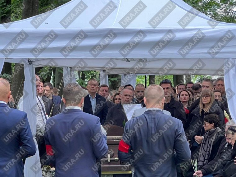 Дрозденко произнес прощальную речь на похоронах со Старовойта