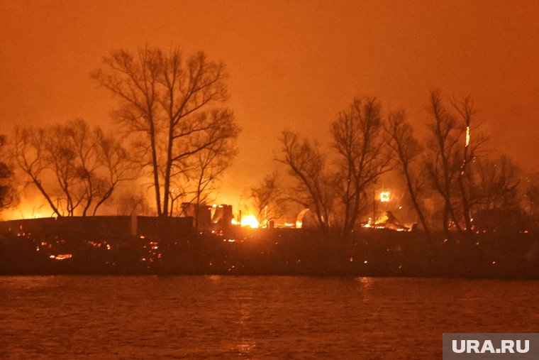 Пожарные не стали тушить пожар в Серове, сообщают очевидцы