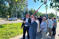 Глава Нижневартовска Дмитрий Кощенко проверил ход модернизации освещения по одной из центральных улиц