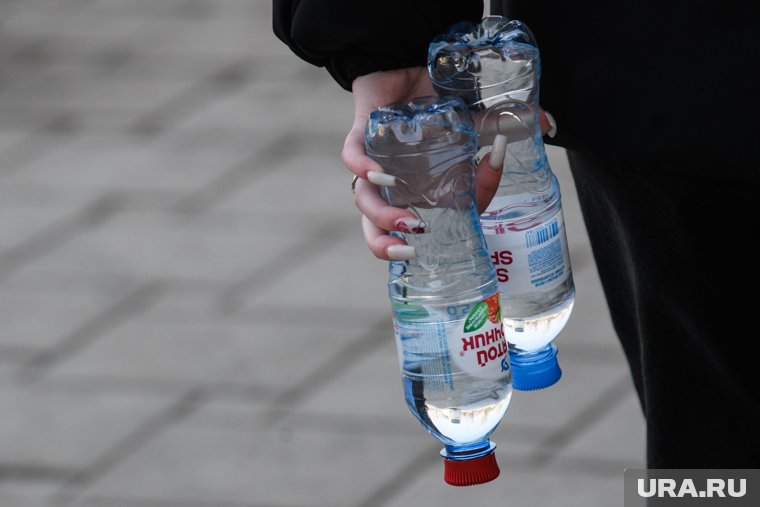 Тюменцы скупили всю воду в центре Тюмени