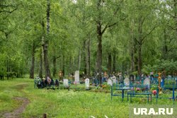 на кладбищах не были оборудованы места для сбора мусора 