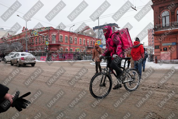Несмотря на осадки, курьеры работают на велосипедах