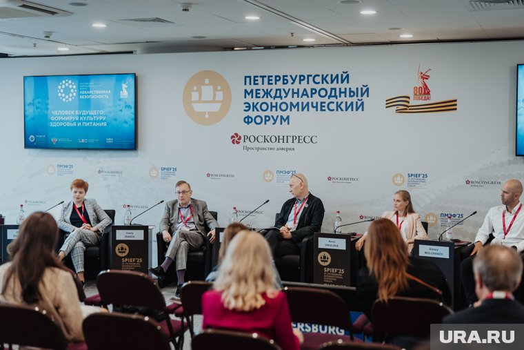 Кроме летчика-космонавта, в дискуссии приняли участие ученые и спортсмены